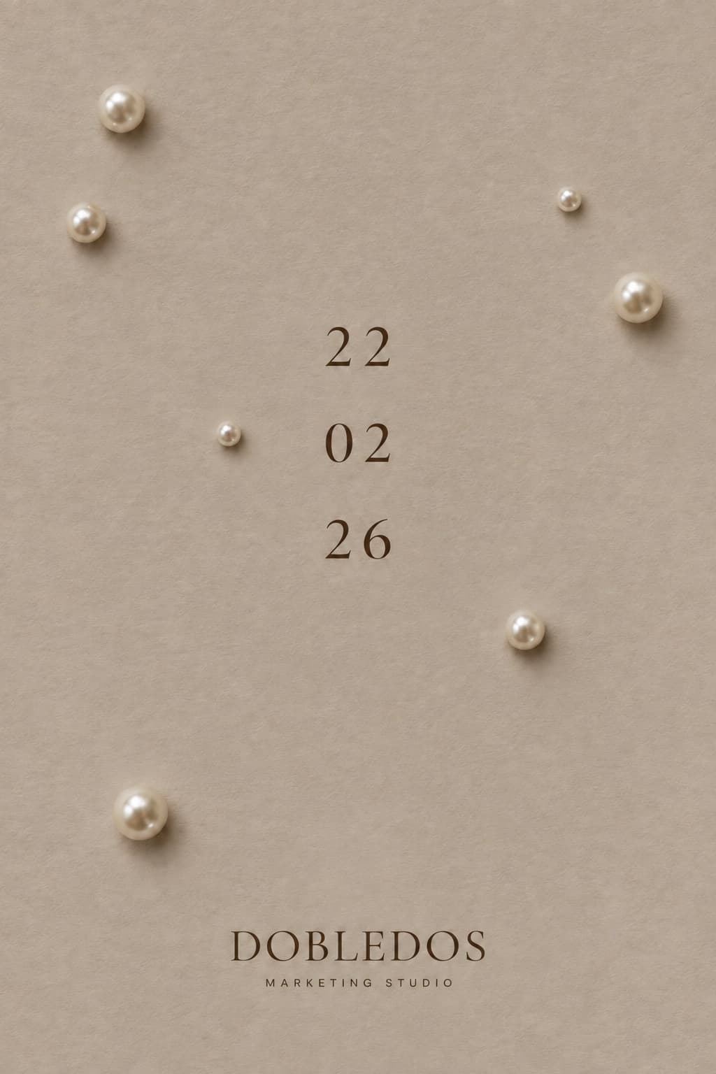 La fecha 22·02·26 junto al logotipo de Dobledos, rodeada de perlas