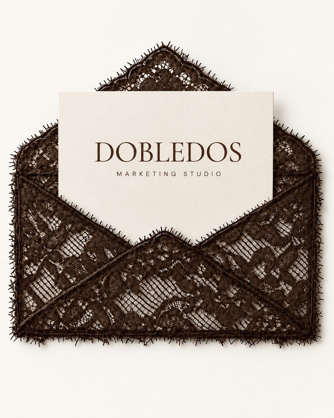 Tarjeta de Dobledos dentro de un sobre de encaje color chocolate