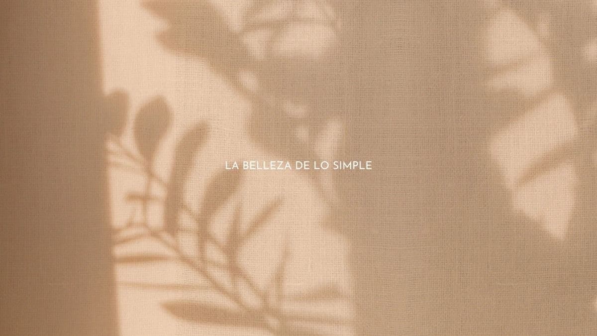 Sombras de hojas sobre lino con la frase «La belleza de lo simple»