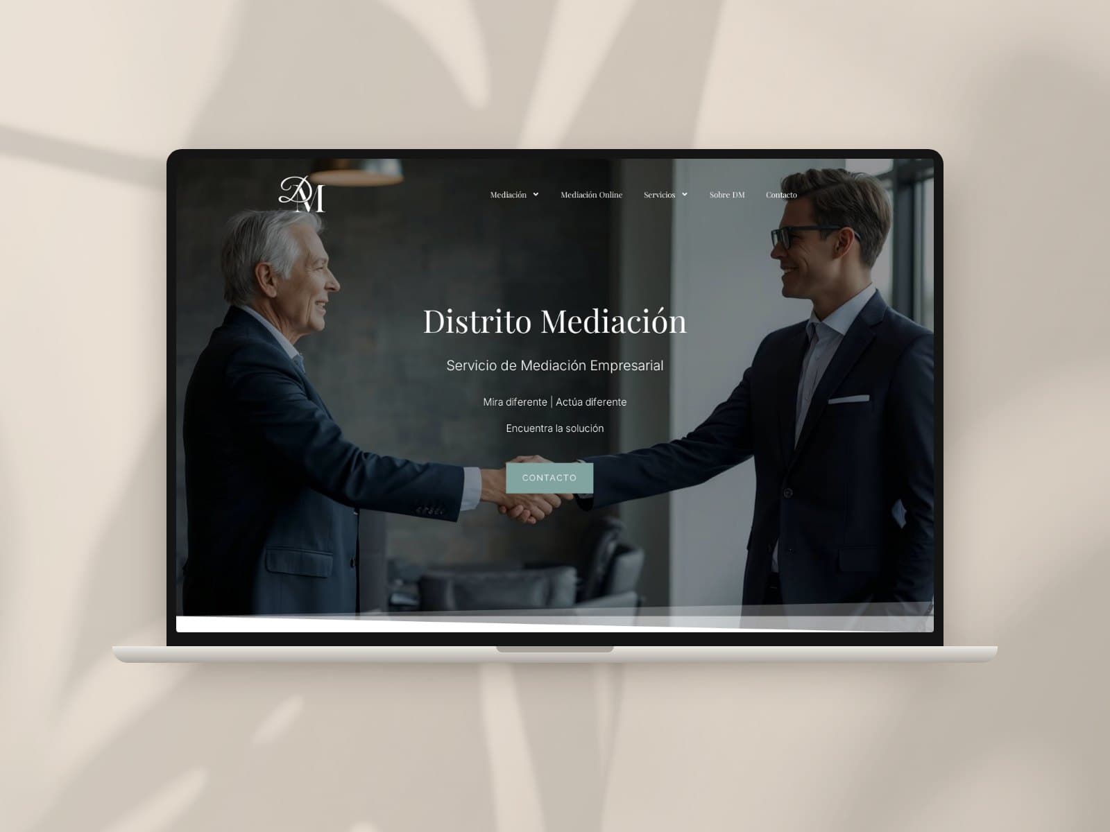 La web de Distrito Mediación en un portátil